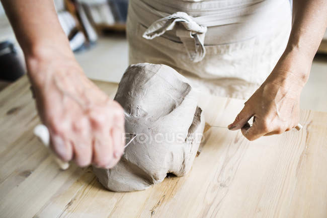 Female potter working with wire — Stock Photo