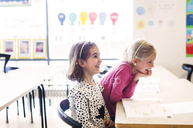 Mädchen lernen im Klassenzimmer — Stockfoto