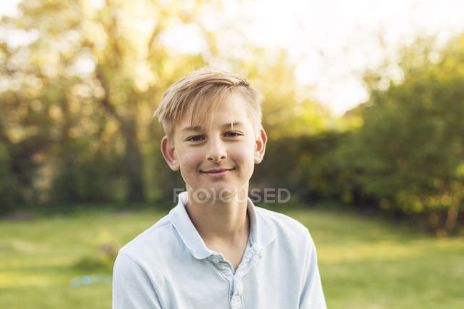Retrato del adolescente rubio mirando a la cámara - foto de stock