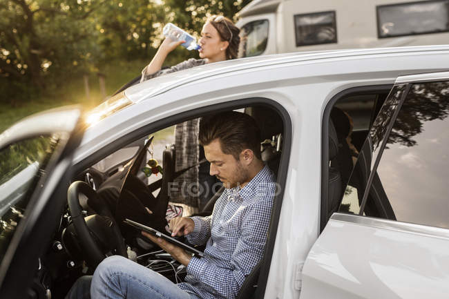 Mann und Frau am Auto — Stockfoto