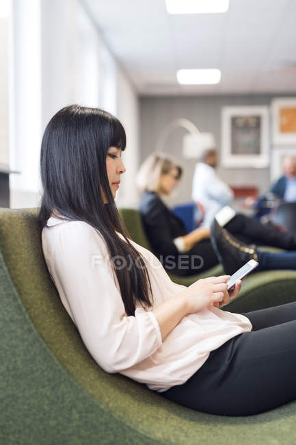 Колеги сидять в сучасному офісі — стокове фото