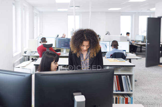 Колеги, що працюють за комп'ютером — стокове фото