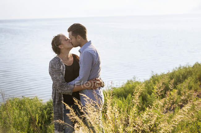 Man and woman kissing on seaside — Stock Photo
