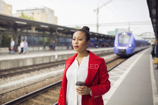 Femme attendant le train — Photo de stock