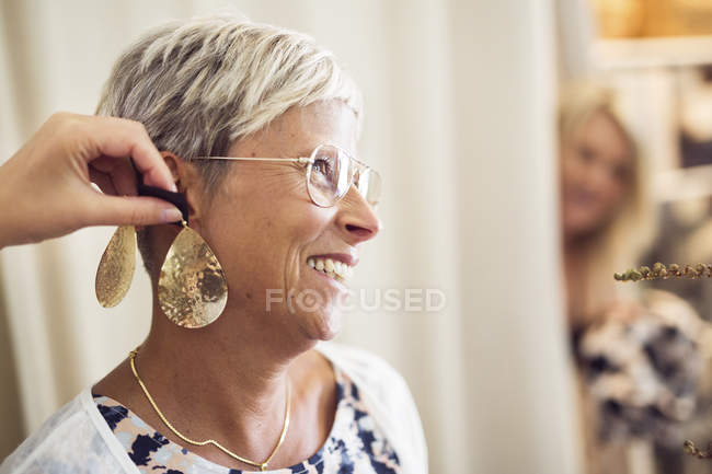 Donna cercando orecchini — Foto stock
