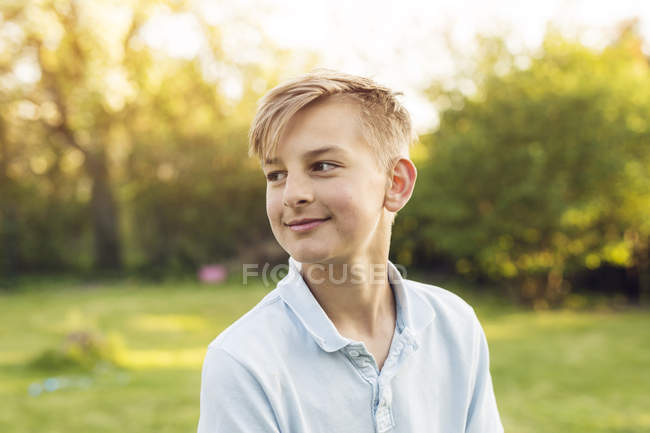 Portrait d'adolescent blond garçon détournant les yeux — Photo de stock
