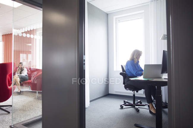 Senior mulher trabalhando no escritório — Fotografia de Stock