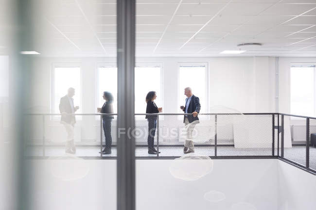 Mulher e homem falando no corredor — Fotografia de Stock
