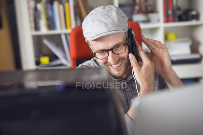 Man talking on phone — Stock Photo