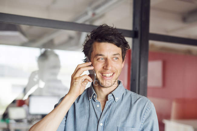 Hombre hablando por teléfono - foto de stock
