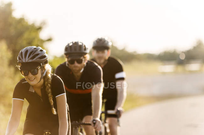 Ciclisti che viaggiano su strada rurale — Foto stock