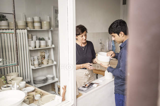 Potter mostrando o produto ao cliente — Fotografia de Stock