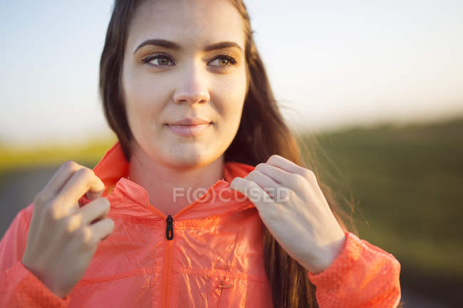 Frau in pinkfarbener Jacke — Stockfoto