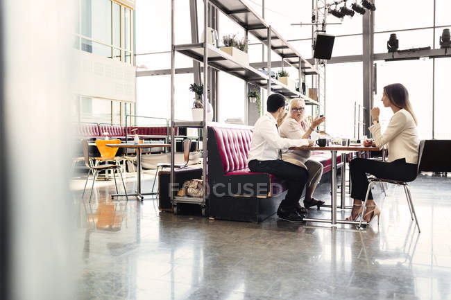 Colleagues having business lunch — Stock Photo