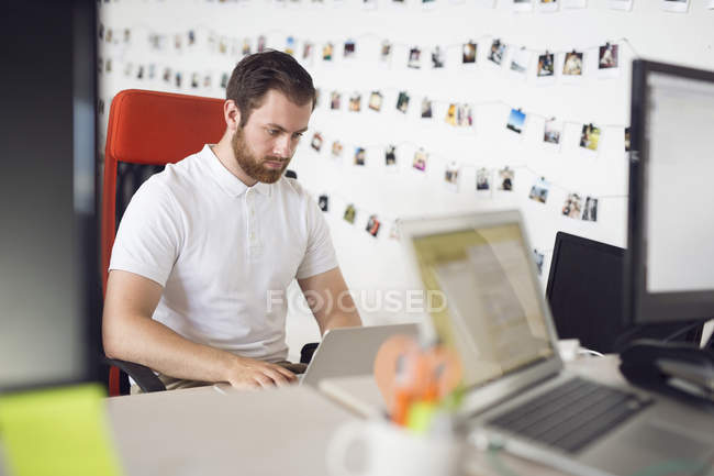 Чоловік працює в сучасному офісі — стокове фото