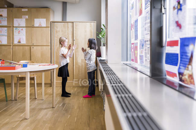 Meninas brincando em sala de aula — Fotografia de Stock