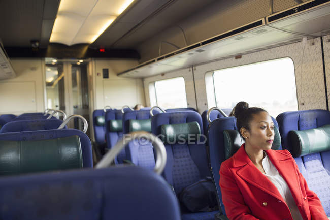 Mujer sentada en tren - foto de stock