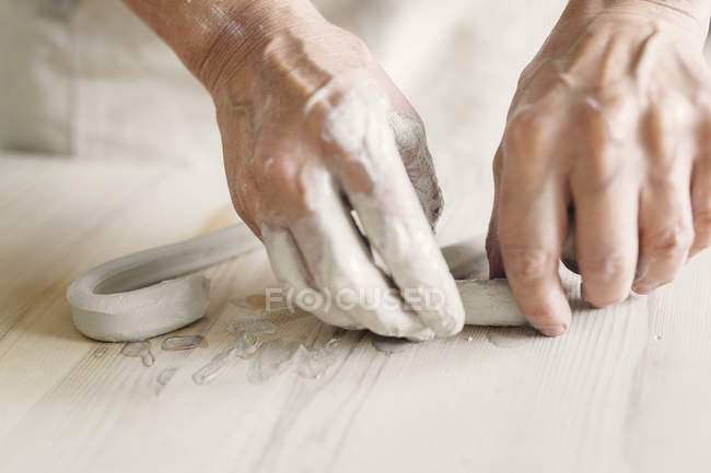 Mains féminines formant la poterie — Photo de stock