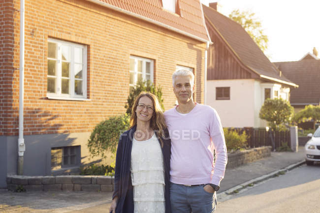 Ältere Paare posieren auf der Straße — Stockfoto