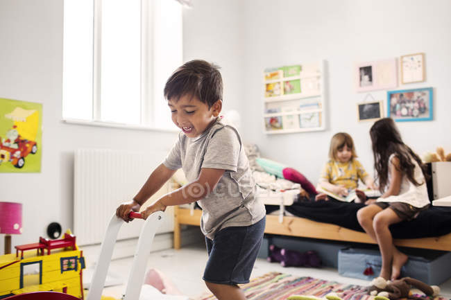 Niños jugando en la habitación - foto de stock