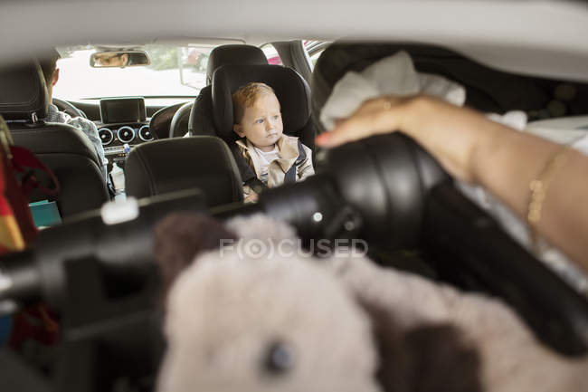 Niño pequeño sentado en el coche - foto de stock