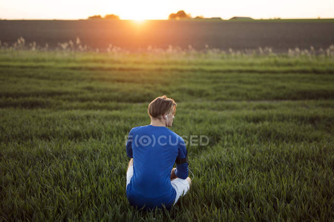 Man sitting in grass — Stock Photo