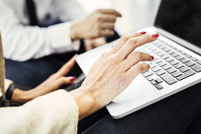 Femme utilisant un ordinateur portable — Photo de stock