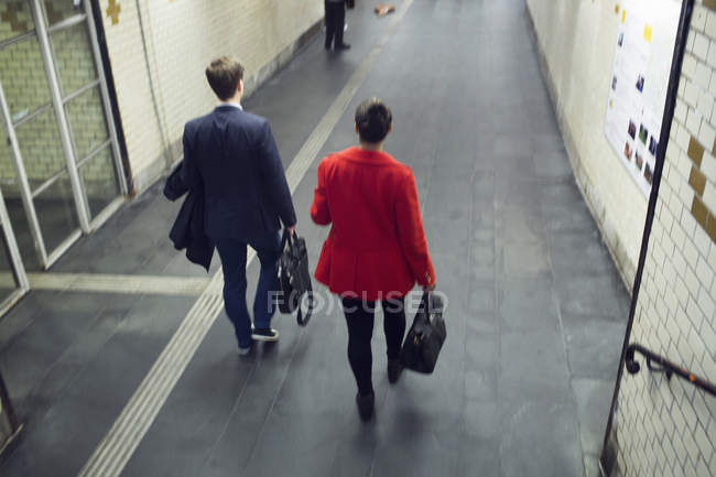 Hombre y mujer caminando - foto de stock