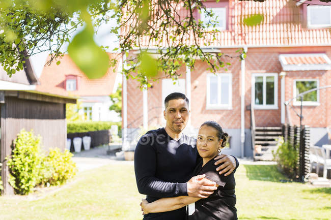 Paar umarmt sich im grünen Hof — Stockfoto