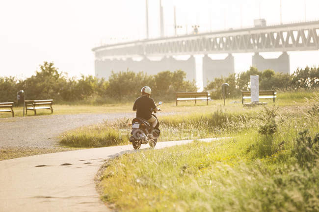 Невпізнаваний чоловік їде на мотоциклі — стокове фото