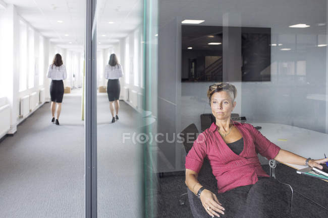 Femme assise au bureau — Photo de stock