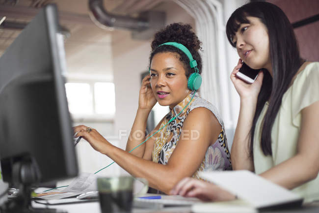 Mujeres hablando en la oficina moderna - foto de stock