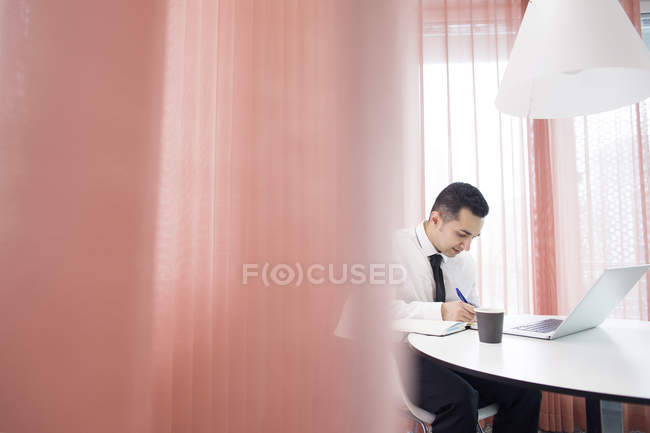 Mann arbeitet am Tisch — Stockfoto