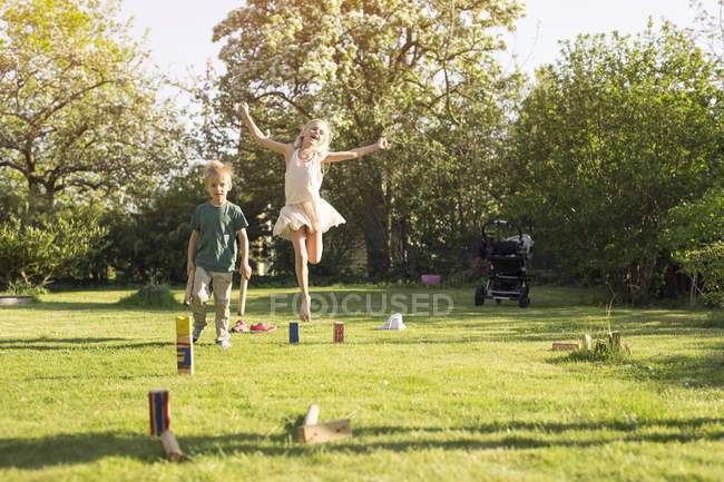 Kinder spielen Kubb im Garten — Stockfoto