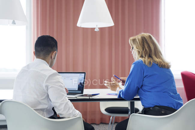 Colleagues discussing work — Stock Photo