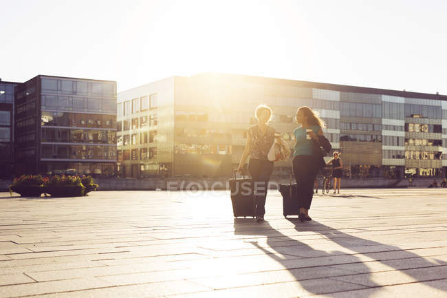 Donne d'affari che camminano nella giornata di sole — Foto stock
