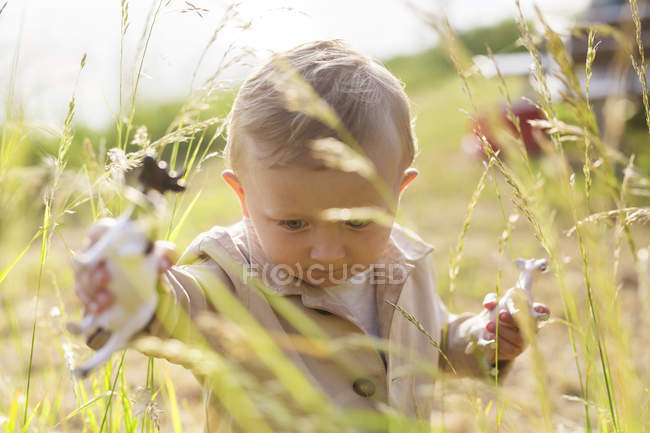 Garçon marche dans l'herbe — Photo de stock