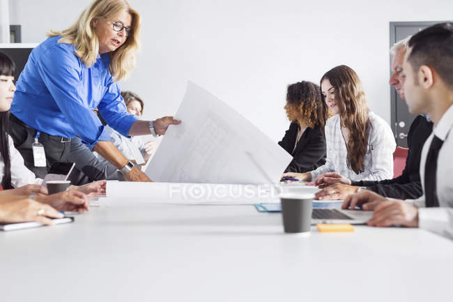 Reunión de negocios en la oficina - foto de stock