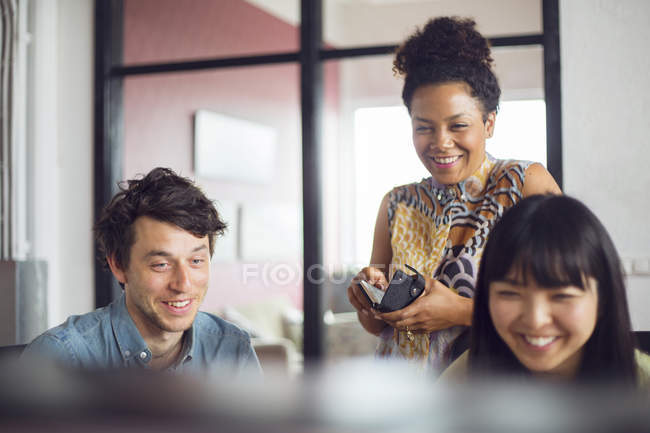Colegas sorrindo no escritório — Fotografia de Stock