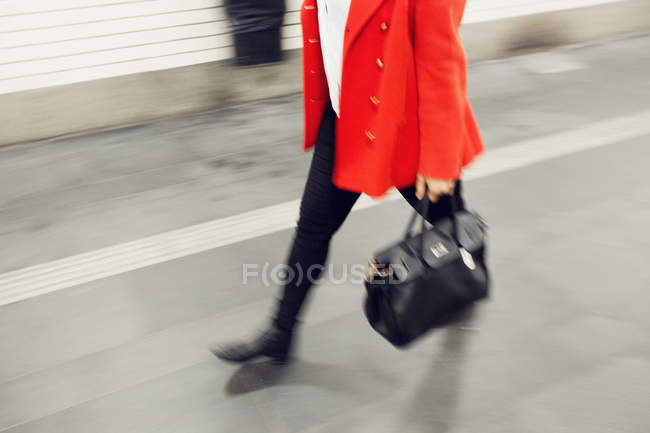 Femme tenant sac à main — Photo de stock