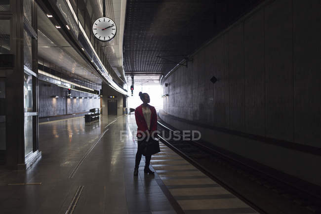 Donna in attesa di treno — Foto stock