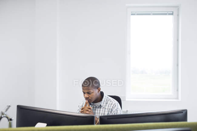 Чоловік сидить задумливо в офісі — стокове фото