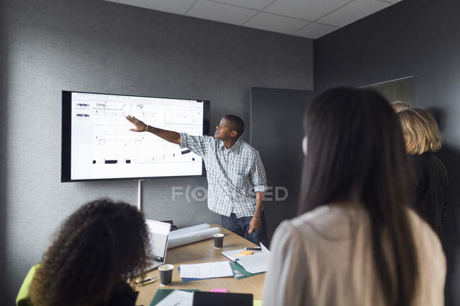 Architects discussing blueprint — Stock Photo