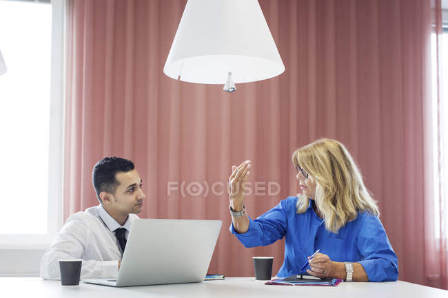 Colleagues discussing work — Stock Photo