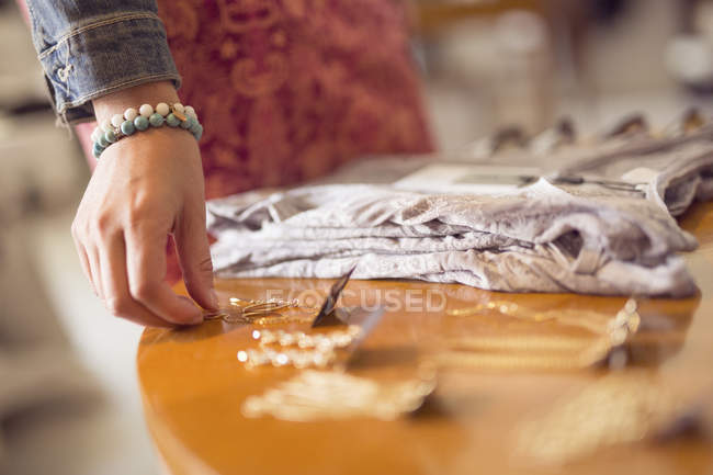 Mujer tomando joyas de la mesa - foto de stock