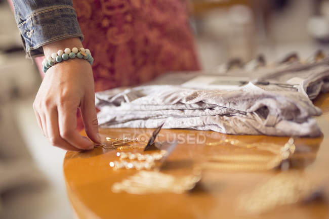 Frau entwendet Schmuck vom Tisch — Stockfoto