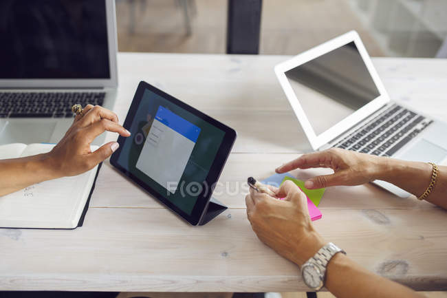 Frauen arbeiten mit digitalem Tablet — Stockfoto
