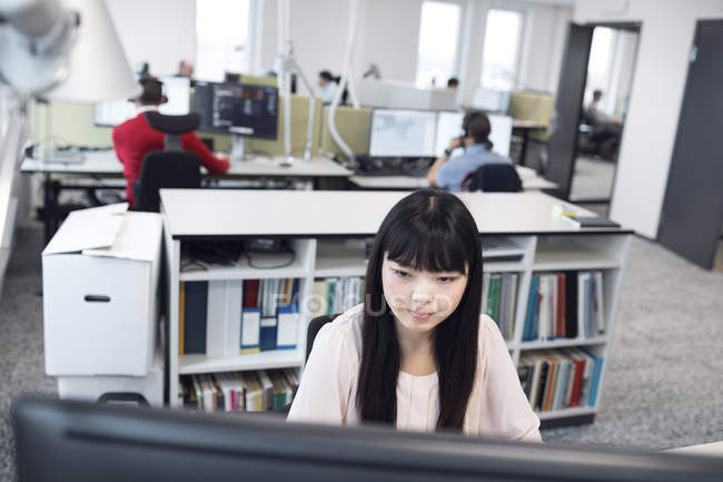 Mujer asiática trabajando con ordenador - foto de stock