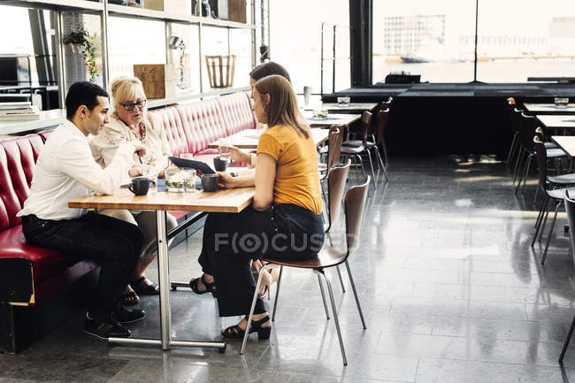 Коллеги обедают по работе — стоковое фото