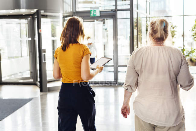 Mulheres caminhando no lobby — Fotografia de Stock